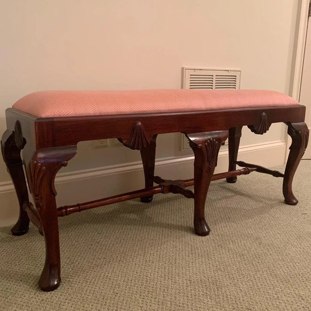 Queen Anne 1980s Georgian Furnishing Co. Carved Mahogany Queen-Anne 6-Leg Bench With Coral Fabric For Sale - Image 3 of 10