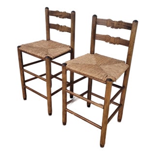 1970s Vintage Farmhouse Style Carved Bows Ladderback Rush Seat Counter Stools, a Pair For Sale