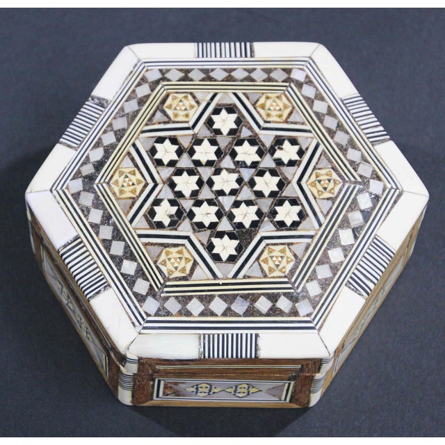 Mid 20th Century Moorish Handcrafted Octagonal Box with White Mosaic Marquetry For Sale - Image 5 of 12