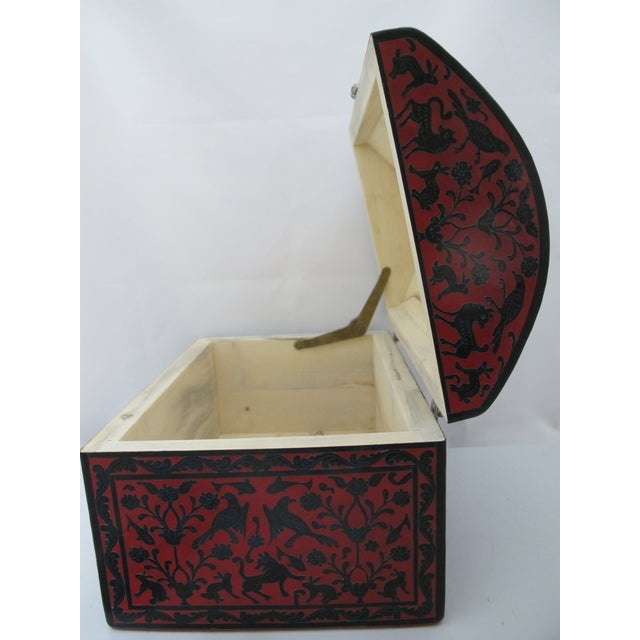 Olinala Guerrero Mexico Red & Black Lacquer Carved Animals Lidded Wood Box For Sale - Image 16 of 18