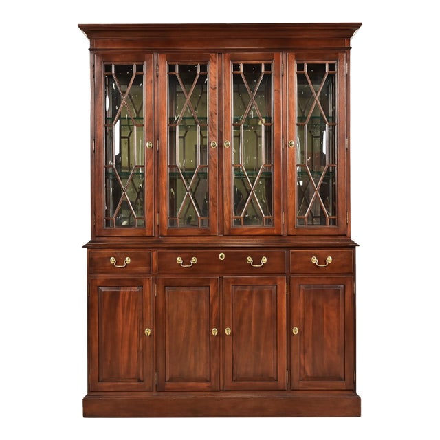 Ethan Allen Knob Creek Georgian Carved Mahogany Lighted Breakfront Bookcase Cabinet For Sale