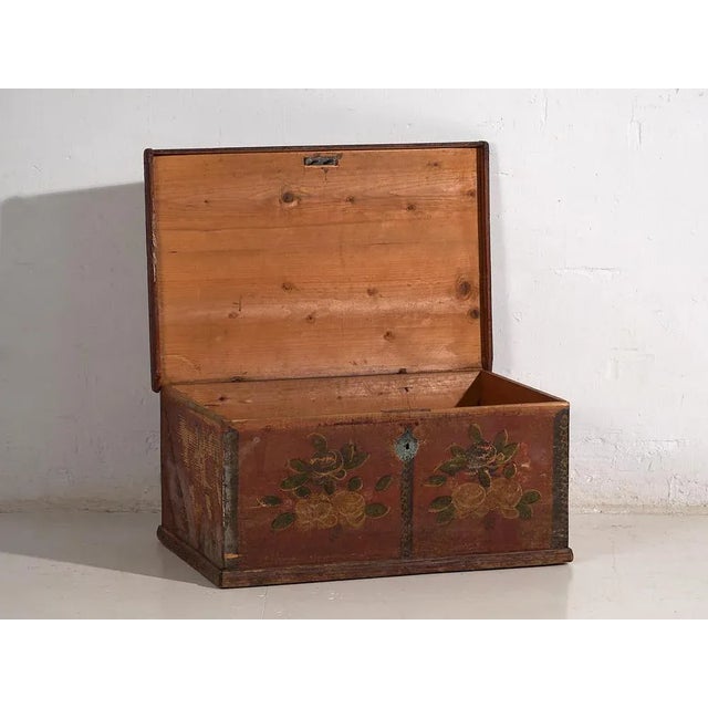Small antique chest with floral motifs (c.1920) Dimensions: Length: 70 cm Depth: 47 cm Height: 33 cm Style: Folk art...