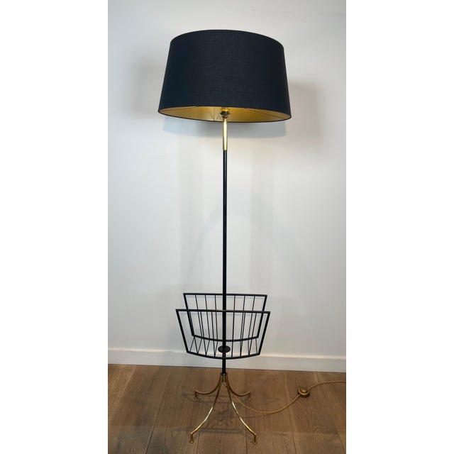 Mid-Century Modern 1950s Floor lamp in black lacquered metal and brass design with magazine rack For Sale - Image 3 of 12