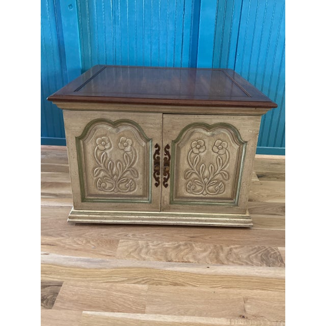 1960s Hekman Media or Record Cabinet – White & Green With Carved Doors For Sale - Image 12 of 12