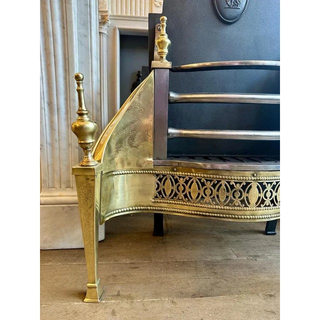 Antique English Fire Grate in Engraved Brass and Polished Steel, 1860 For Sale - Image 3 of 11
