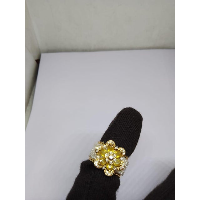 Modern Natural Yellow Sapphire 1.50cts & Diamond 0.22cts Ring in 18k Gold For Sale - Image 3 of 7
