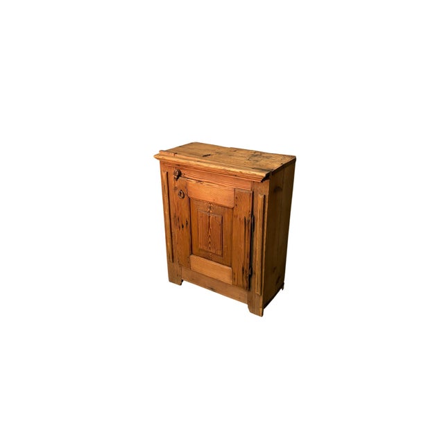 Antique 19th-century fir wood cabinet with one door. Simple and functional, it features clean lines and a beautiful patina...