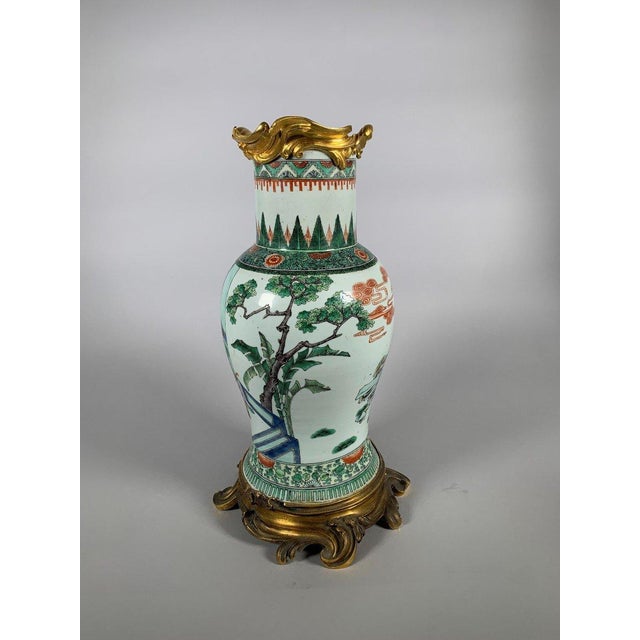 FAMILLE VERTE VASE, KANGXI PERIOD (1662-1722) The vase is decorated with a scene of imperial court life: the emperor...
