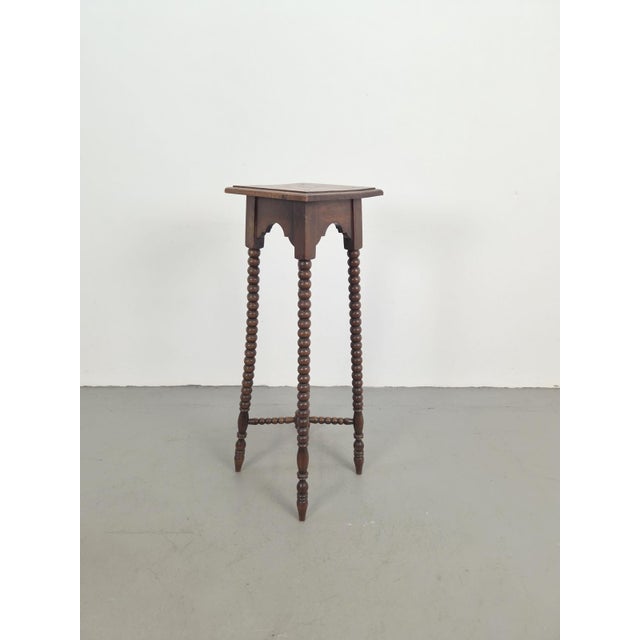 English Oak Bobbin Side Table for Plants, 1930, in Very Good conditions. Designed 1920 to 1949