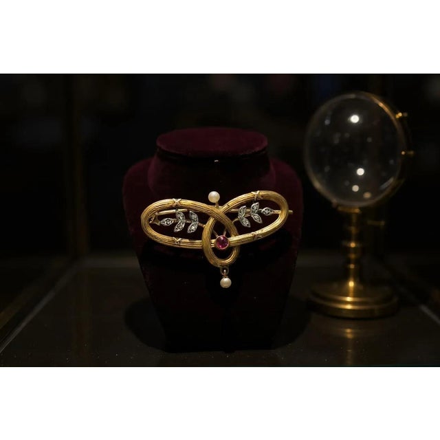 Introducing our exquisite Vintage Art Nouveau 1.20 Inch Brooch, a timeless masterpiece that encapsulates the elegance and...