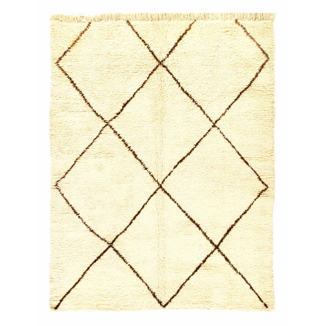This is a precious Moroccan treasure, full of art, gentleness and elegance. This luxurious Moroccan rug features a...