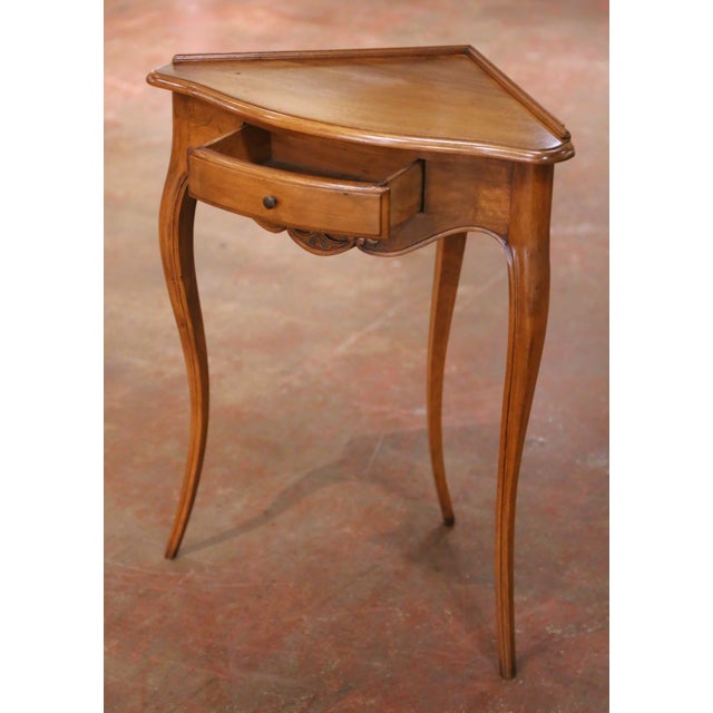 Early 20th Century French Louis XV Walnut Corner Side Table With Drawer For Sale In Dallas - Image 6 of 11