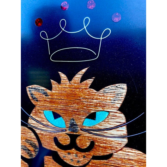 "King Cat" Serving Tray | Mid-Century Modern Wood Inlay With Ruby Red Rhinestone Crown | California, C. 1960s, Vintage Couroc of Monterey For Sale - Image 4 of 10