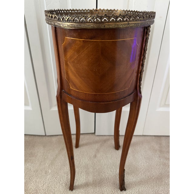 Antique 1920s Louis XV French Walnut Marquetry Side Table W/Ormolu Bronze d'Or For Sale - Image 15 of 18