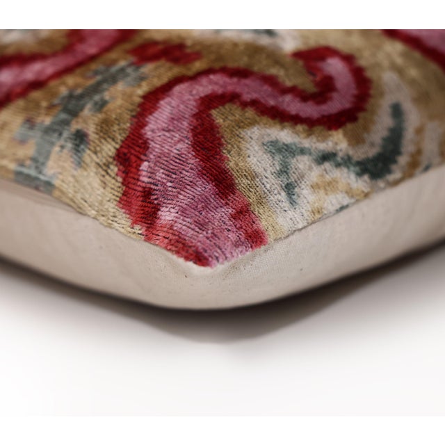 Mid-Century Modern Hand-Knotted Scroll Ikat Silk Velvet Pillow - 20x20 Sand & Raspberry For Sale - Image 3 of 8