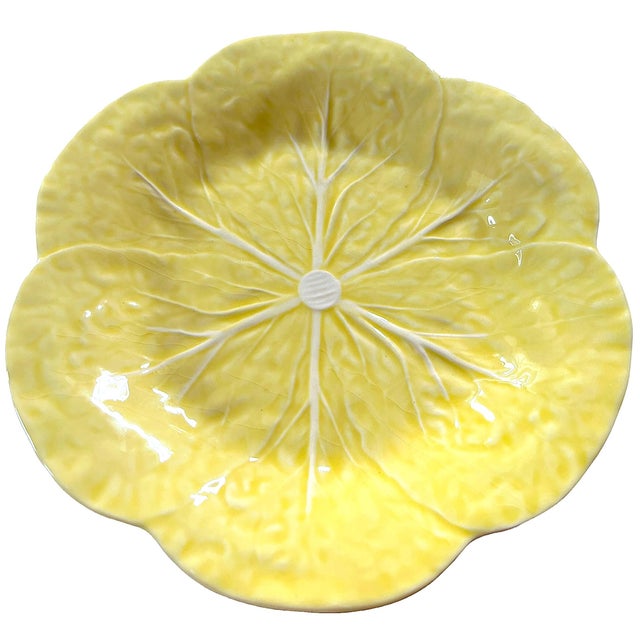 English Set of 3 New Yellow Bordallo Pinheiro Discontinued 9" Cabbage Luncheon Plates After Dodie Thayer For Sale - Image 3 of 6