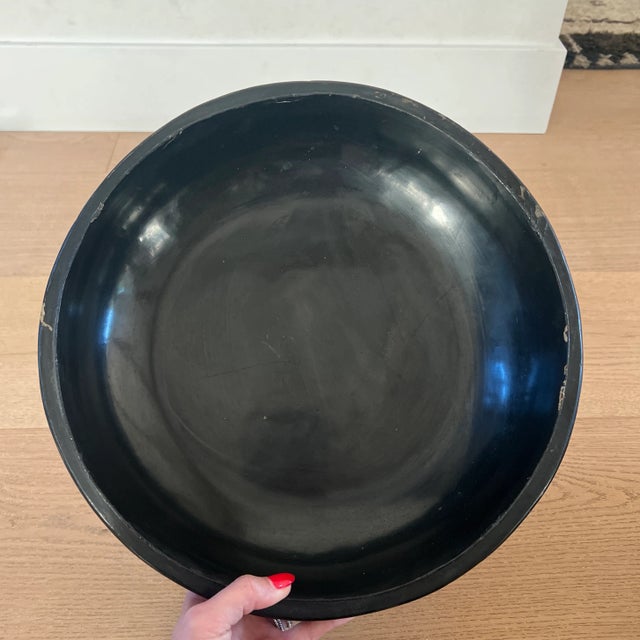 1980s Black Lacquered Lidded Circular Box With Mother of Pearl Floral Décor For Sale - Image 4 of 10