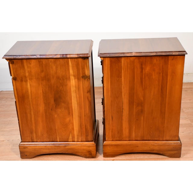 1930s Pair of English Cedar Wood Nightstands Bedside Tables For Sale - Image 16 of 18