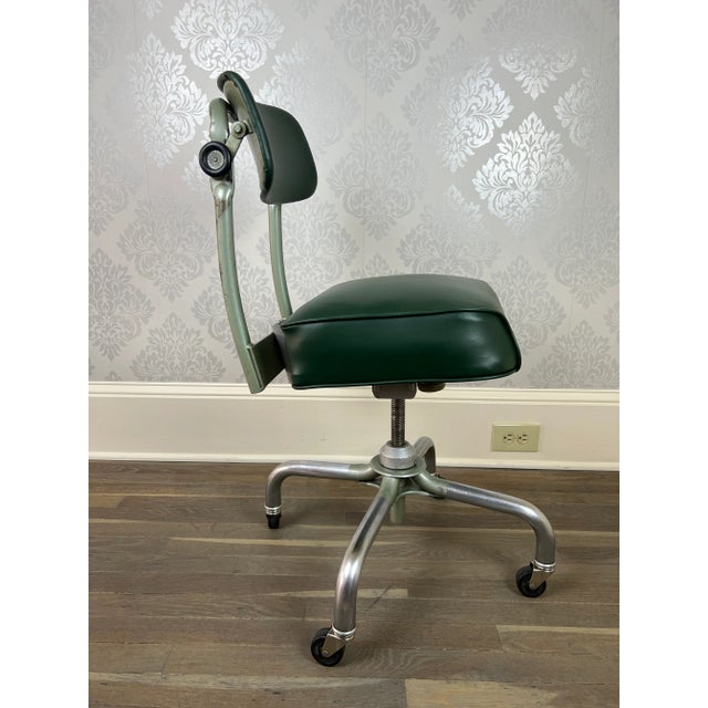 This is a vintage Steelcase desk chair, likely made in the 1960s. There is a reason Steelcase is still in business,...