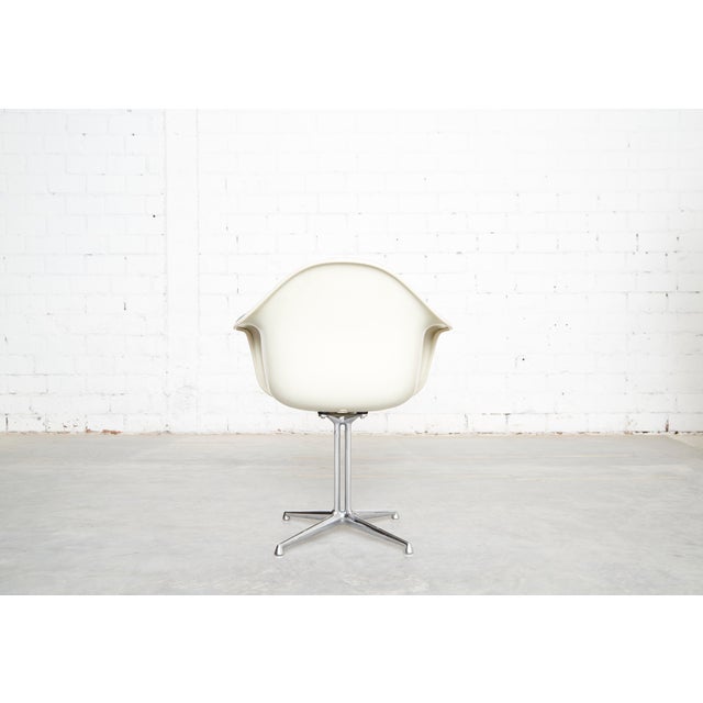 Mid-Century Modern DAX Lafonda Fiberglass Chair by Charles & Ray Eames for Vitra, 1990s, Set of 2 For Sale - Image 3 of 18