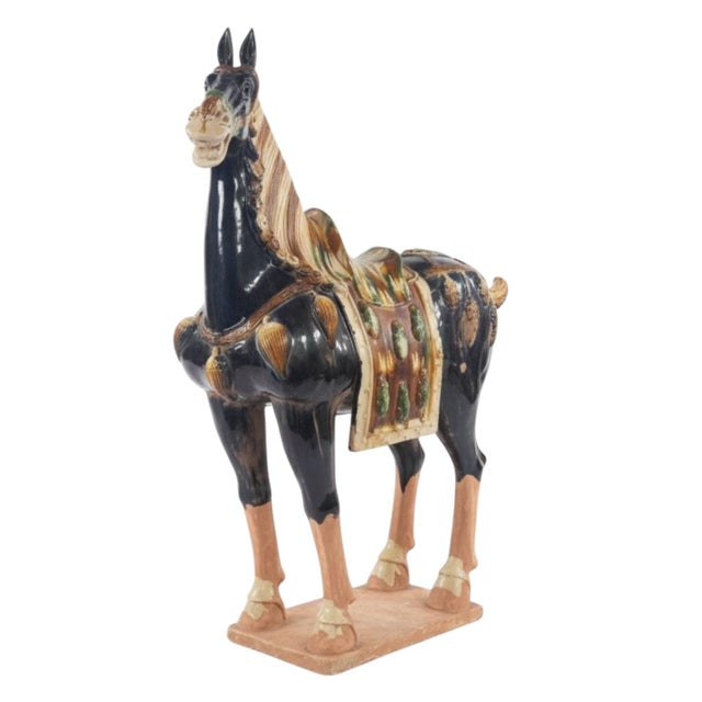 Monumentales Tang Dynasty–style caparisoned horse sculpture standing approximately 42 inches tall. This large-scale...
