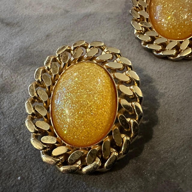 Yellow A 1970s Gilt Metal and Faux Oval Gold Pearls Italian Set of Clip-on Earrings For Sale - Image 8 of 9
