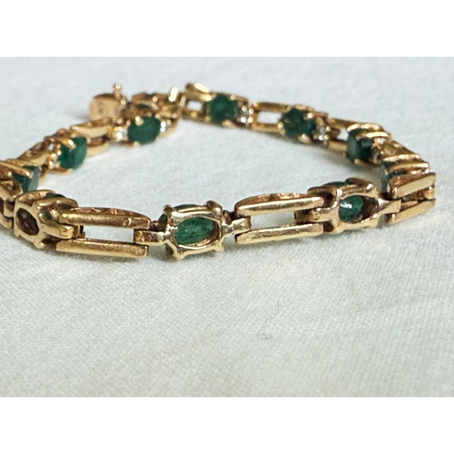 Vintage Michael Anthony 14k Yellow Gold Emerald Diamond Bar Link Tennis Bracelet For Sale In New York - Image 6 of 17