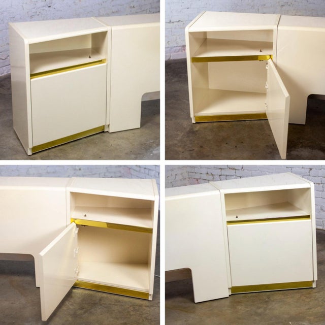 1990’s Modern to Postmodern Lane Furniture Queen Size Bed Headboard W/Nightstands White Lacquer & Brass For Sale - Image 17 of 18