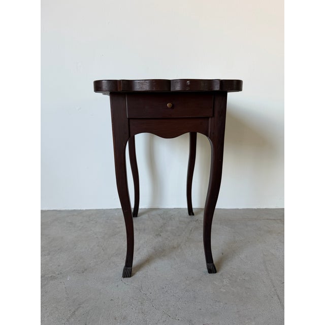 1900 - 1909 Antique French Style Mahogany One-Drawer Side Table With Serpentine Scalloped Top For Sale - Image 5 of 12