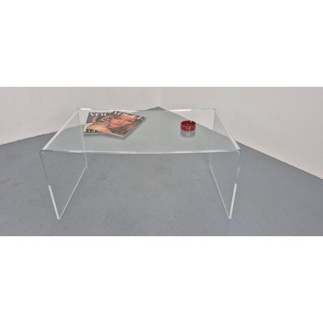 1970s Large Acrylic Glass Coffee Table, USA, 1970s For Sale - Image 5 of 11