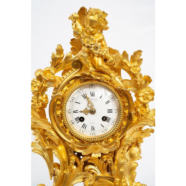 An antique Napoleon III clock in gilded bronze, skillfully chased, dating from the second half of the 19th century. The...