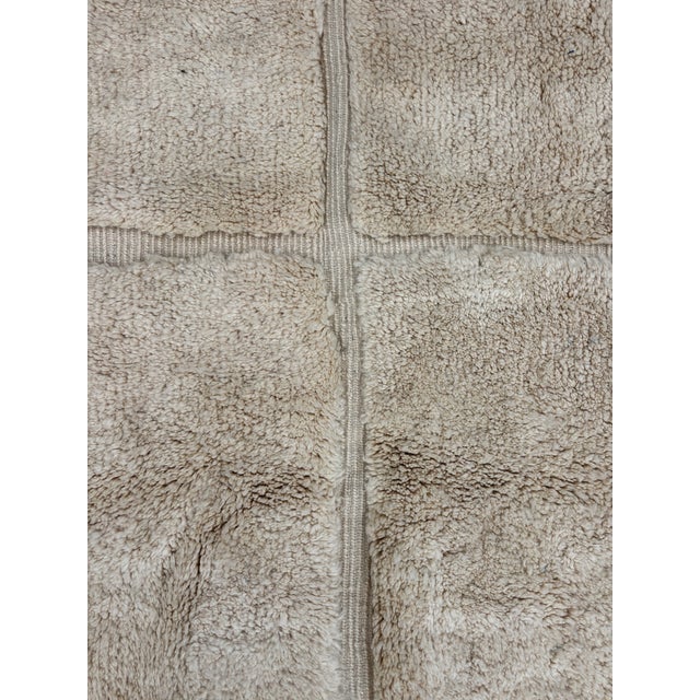 2020s Luxury Handmade Beni Ouarain Mrirt Rug – 220 × 310 Cm | 7.2 × 10.2 Ft | Pure Moroccan Wool For Sale - Image 5 of 17