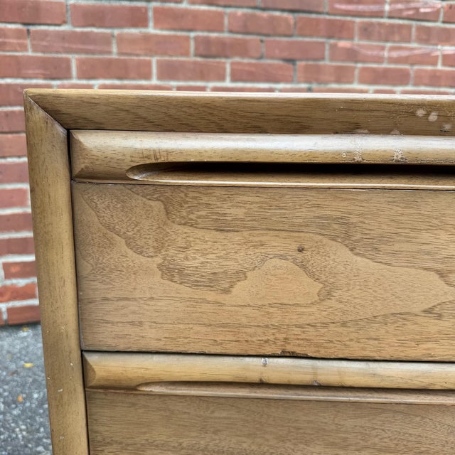 Mid 20th Century Pair of Mid-Century Modern Walnut Nightstands For Sale - Image 5 of 9