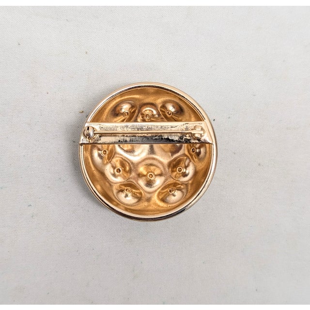 Vintage Signed Napier Textured Goldtone Round Domed Faux-Emerald Studded Brooch For Sale In Philadelphia - Image 6 of 7