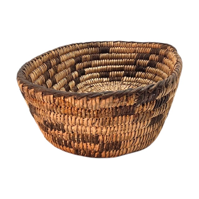 Tohono O’odham Papago Oval Coiled Basket Tray With Coyote Track Motif 8" For Sale In San Francisco - Image 6 of 10