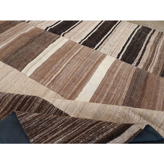 Textile Galerie Shabab Collection Mid-20th Century Turkish Flatweave Kilim Room Size Carpet For Sale - Image 7 of 8