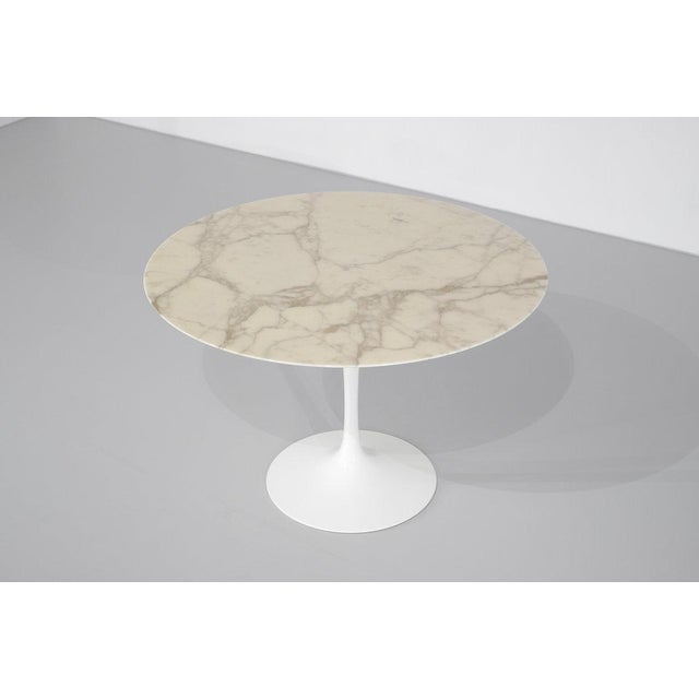 Tulip Dining Table in Marble by Eero Saarinen for Knoll International, in Very Good conditions. Designed 1950 to 1959