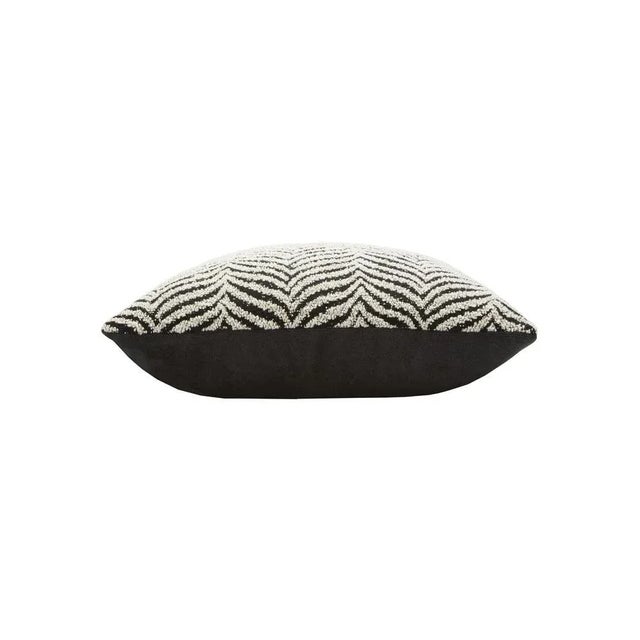 This glamorous cushion of sartorial value, the simplicity of a square profile gets counterbalanced by the richness of a...