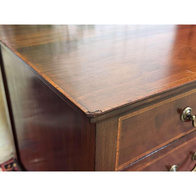 20th Century English Chest of Drawers in Mahogany and Oak For Sale - Image 10 of 18