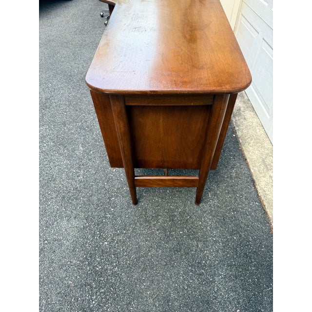 1950s Midcentury Boomerang-Top Floating Walnut Desk by American of Martinsville For Sale In Boston - Image 6 of 16