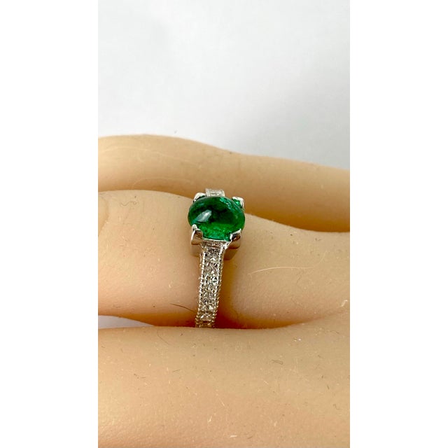 2000 - 2009 14 Karat White Gold Cabochon Colombian Emerald Princess Diamond 2.10 Carat Milgrain Engraved Ring Size 4.5 For Sale - Image 5 of 9
