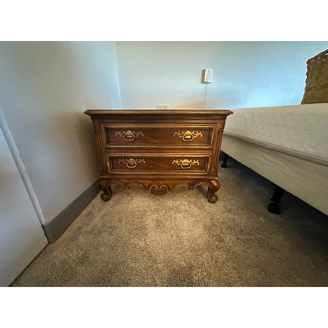 Late 20th Century Vintage Drexel Heritage Brittany Collection Louis XV French Provincial Nightstand End Tables (Pair) For Sale - Image 5 of 17