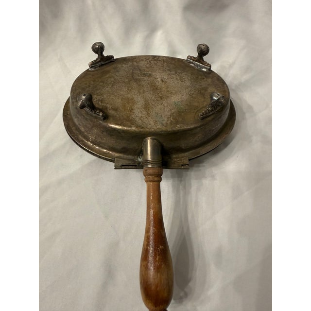Sheffield Silver Co. Vintage the Sheffield Silve Co. Silverplated Oval Silent Butler With Rear Horse Crest For Sale - Image 4 of 4