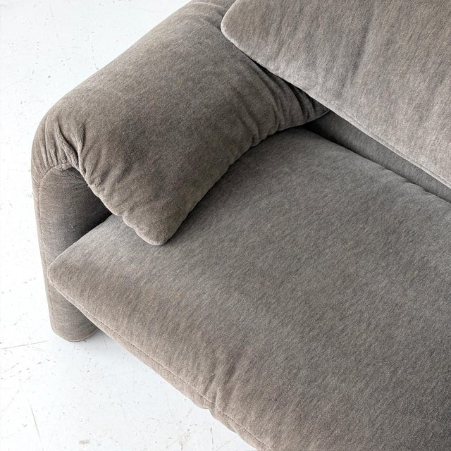 c. 1980s. Italy. Original cotton velvet upholstery