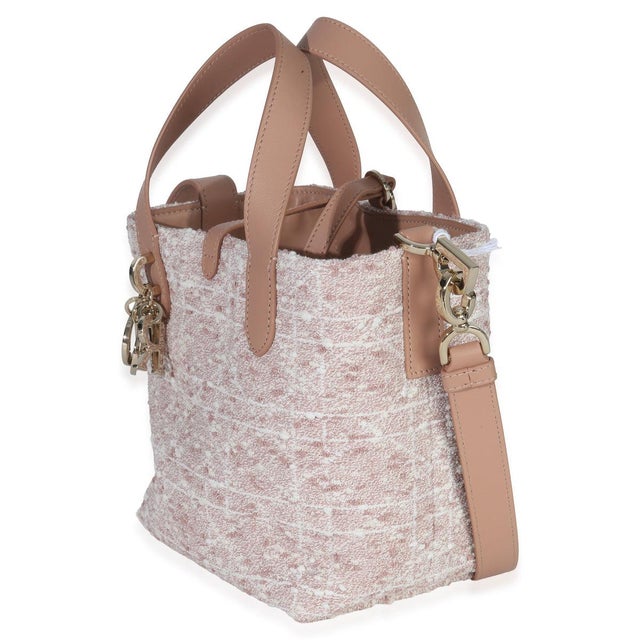 The Dior Book tote combines practicality with impeccable style. Embroidered throughout for a look reminiscent of tapestry,...
