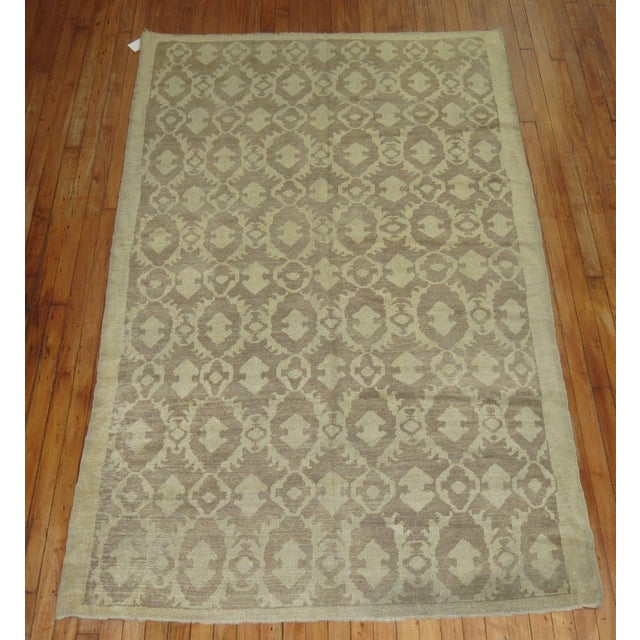 Decorative 20th century Turkish rug in taupes and tans with a compelling repetitive pattern. Affordably priced too. 4'9''...