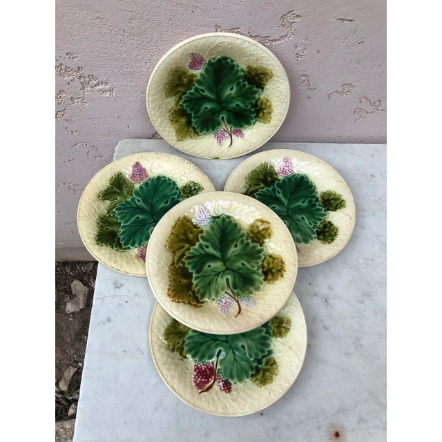 French Majolica Grapes Plate Salins, Circa 1890 For Sale In Austin - Image 6 of 7