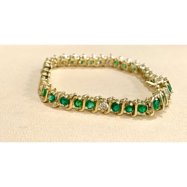 6 Carat Emerald & 1.5 Carat Diamond Tennis Bracelet 14 Karat Yellow Gold S-Shape For Sale - Image 12 of 18