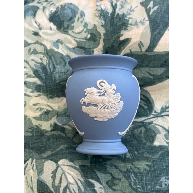 1970s Vintage English Wedgwood Blue Jasperware Neoclassical Vase For Sale - Image 5 of 17
