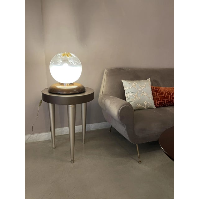 A very original Italian 20th-century vintage table accent lamp design. Its handblown glass-shaped globe, adorned with...